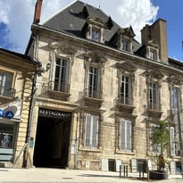Visite libre du cellier et de la cour de l'hôtel particulier Perreney de Baleure