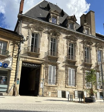 Visite libre du cellier et de la cour de l'hôtel particulier Perreney de Baleure