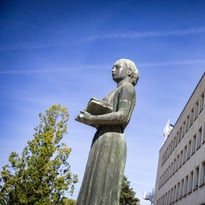 Partez en famille à la recherche des œuvres d'art du campus avec le livret « Art et science »