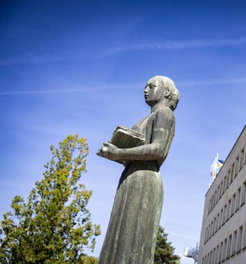 Partez en famille à la recherche des œuvres d'art du campus avec le livret « Art et science »