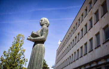Partez en famille à la recherche des œuvres d'art du campus avec le livret « Art et science »