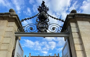 Visite guidée de la cour d'honneur et des terrasses de l'hôtel de Chassey
