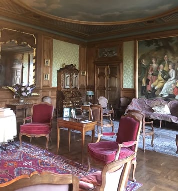 Découverte des parties privées : hall, salon et salle à manger de l'aile 19e