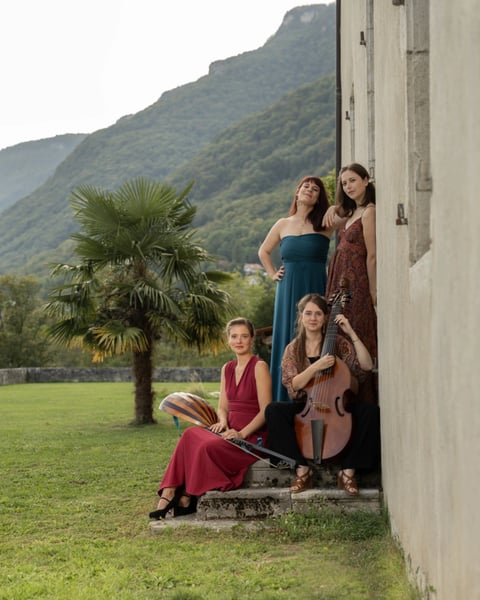 La Pazza Venuta da Napoli, Les Kapsber'girls